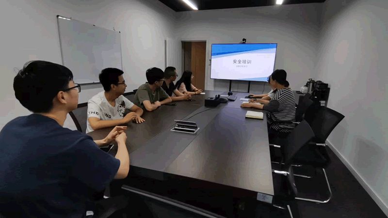 在选择成人高考辅导班时，可以从以下几个方面来参考价格：