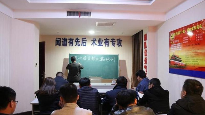 2025年成人学历落户政策解析：机遇与挑战并存